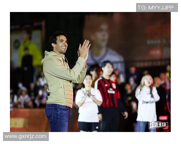 球星身着西装优雅登场绿茵场外尽显足球与时尚完美融合魅力