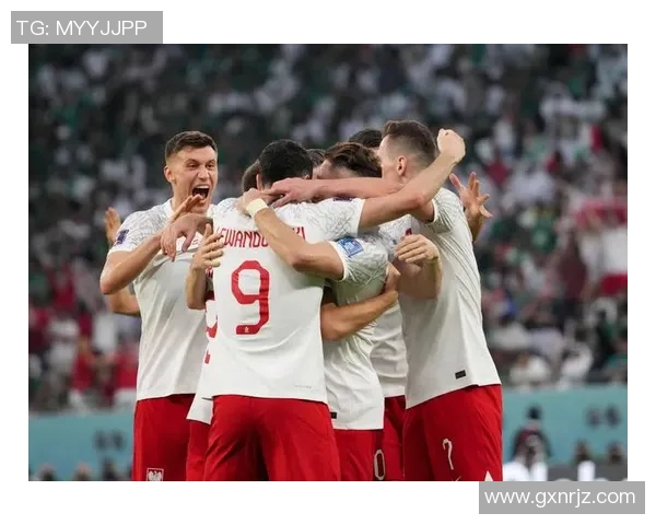 足球球星港译：从足球场到荧幕聚焦球员背后的多重身份与魅力